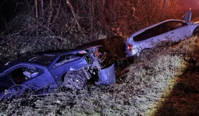 Düzce’de Korkunç Çarpışma İki Otomobil Su Kanalına Devrildi