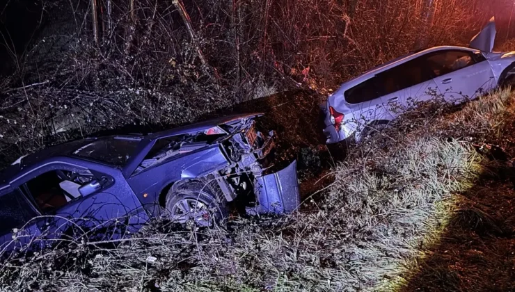 Düzce’de Korkunç Çarpışma İki Otomobil Su Kanalına Devrildi