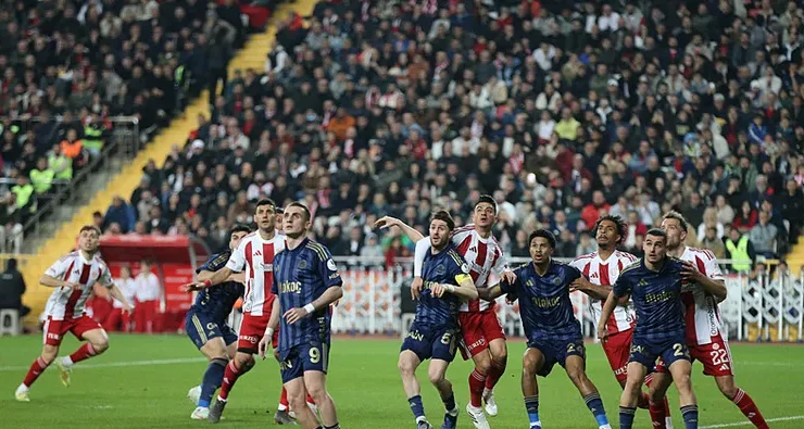 Fenerbahçe Antalya’da Buz Kesti! İki Farklı Geriye Düşen Kanarya Son Saniyede Direğe Takıldı!