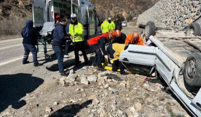 Gümüşhane’de Korkutan Kaza: Kontrolden Çıkan Otomobil Ters Döndü