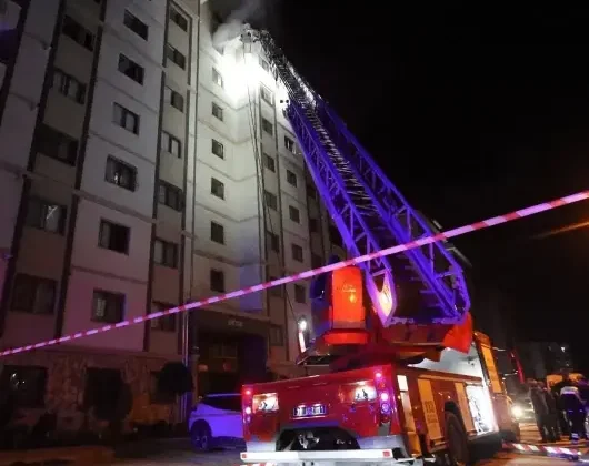 Hatay’da Gece Yarısı Dehşeti: 5 Katlı Apartmanda 30 Kişi İtfaiye Merdivenlerinde Ölümden Döndü!