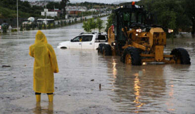 Hatay’da Şiddetli Sağanak Hayatı Felç Etti Yollar Göle Döndü Araçlar Sular Altında Kaldı