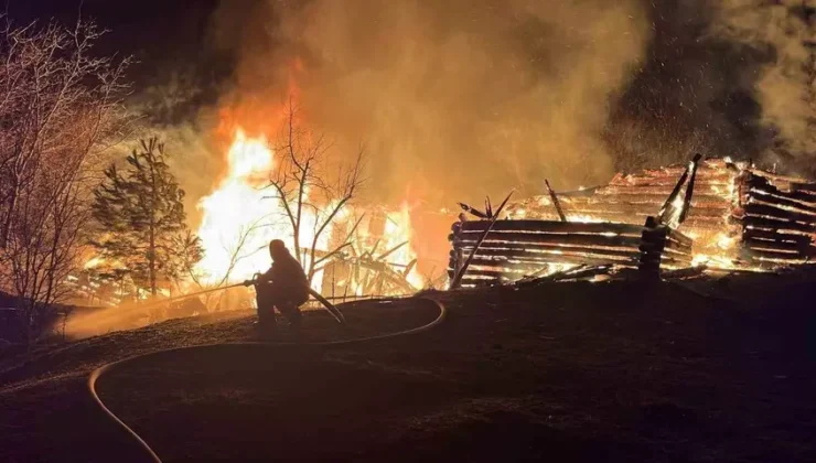Karabük’te Gece Yarısı Dehşeti: İki Katlı Ahşap Ev Alevlere Teslim Oldu