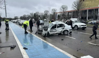 Kartal Sahil Yolunda Feci Kaza: Park Halindeki Araçlara Çarpan Sürücü Ağır Yaralandı