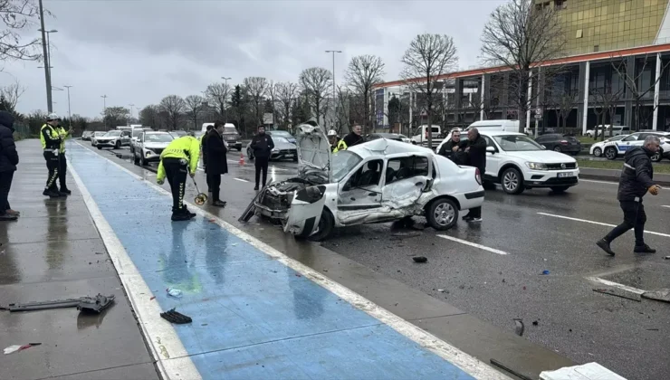Kartal Sahil Yolunda Feci Kaza: Park Halindeki Araçlara Çarpan Sürücü Ağır Yaralandı
