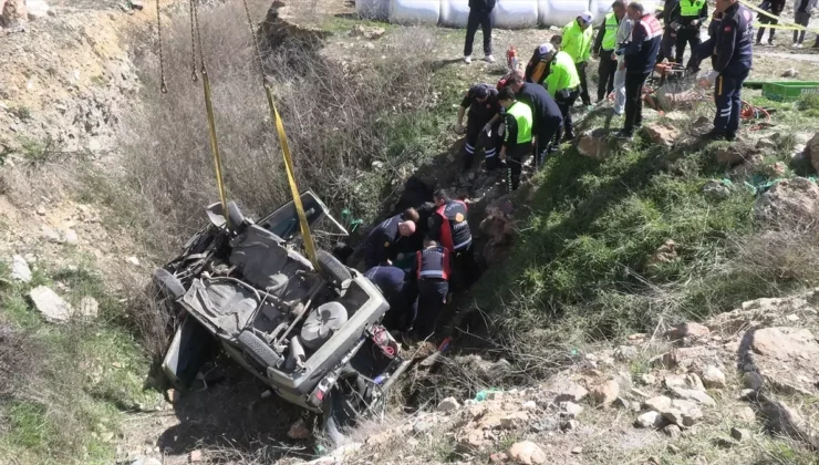 Kütahya’da Feci Kaza: Otomobil Şarampole Yuvarlandı, Aynı Aileden 2 Ölü, 1 Yaralı!