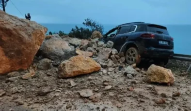 Mersin-Antalya Karayolunda Heyelan Dehşeti: Dev Kayalar Cipin Üzerine Düştü!