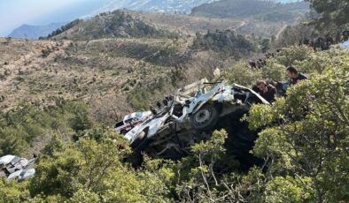 Mersin-Anamur yolunda işçi servisi uçuruma düştü: Ölü ve yaralılar var