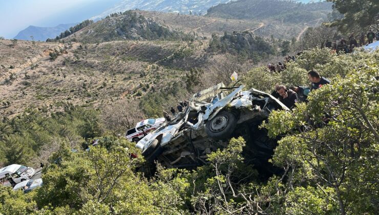 Mersin-Anamur yolunda işçi servisi uçuruma düştü: Ölü ve yaralılar var