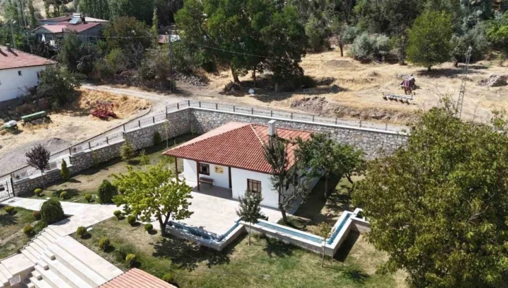 Sivas’ta Duygu Seli: Muhsin Yazıcıoğlu’nun Doğduğu Eve Ziyaretçi Akını Başladı!