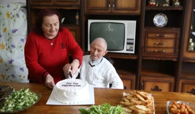 Asırlık Çınar 102 Yaşında: Ordulu Hüseyin Dede’den Gençlere Taş Çıkartan Doğum Günü!