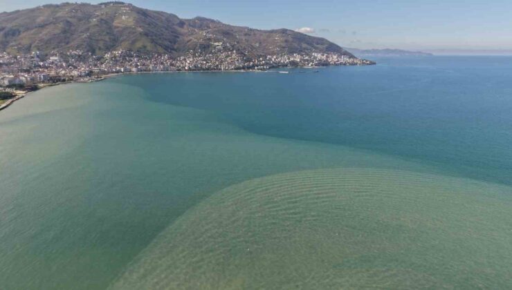 Ordu’da Doğa Olayı: Eriyerek Denize Akan Kar Suları Karadeniz’in Rengini Değiştirdi