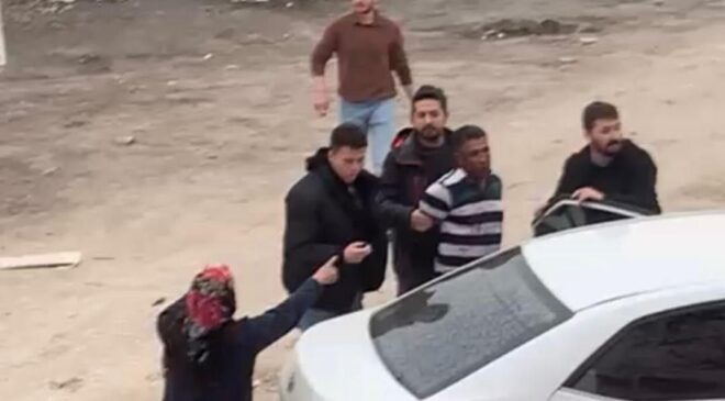 Sakarya’da Nefes Kesen Operasyon: Firariyi Kurtarmak İsteyen Kalabalığa Polis Müdahalesi