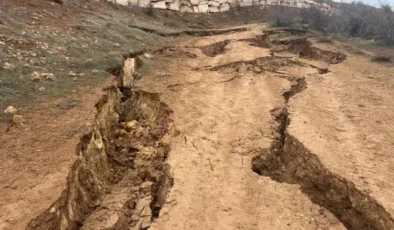 Sivas’ta Yer Yarıldı, Köy Yolu Adeta İkiye Bölündü! “10 Metrelik Dev Kayma Var”