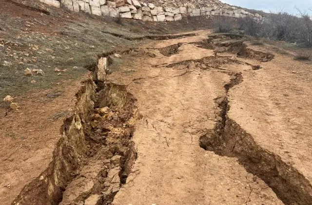 Sivas’ta Yer Yarıldı, Köy Yolu Adeta İkiye Bölündü! “10 Metrelik Dev Kayma Var”