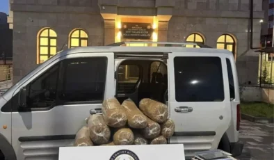 Koyulhisar’da Zehir Tacirlerine Darbe: Uygulama Noktasında Çuvallar Dolusu Kaçak Tütün Yakalandı!