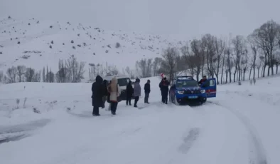 Sivas’ta Kar Yolları Kapattı: Öğretmenler Serviste Mahsur Kaldı