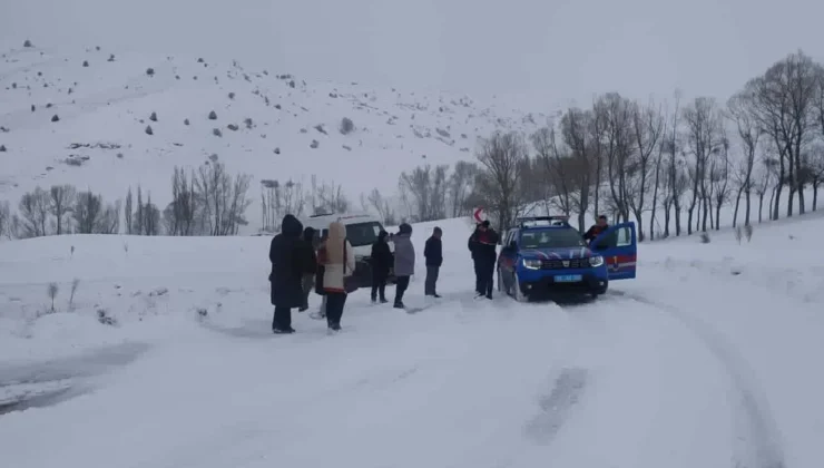 Sivas’ta Kar Yolları Kapattı: Öğretmenler Serviste Mahsur Kaldı