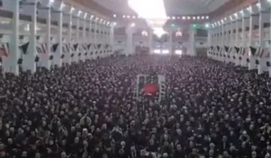 Bombardıman Altındaki Tebriz’de Binlerce Kişilik Gövde Gösterisi: Namaz Safında Direniş