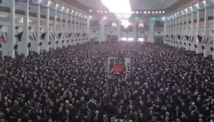 Bombardıman Altındaki Tebriz’de Binlerce Kişilik Gövde Gösterisi: Namaz Safında Direniş