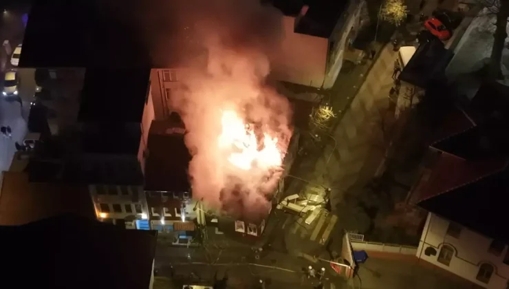 Üsküdar’da Gece Yarısı Korkutan Yangın: Ahşap Binadan Metruk Yapıya Sıçradı