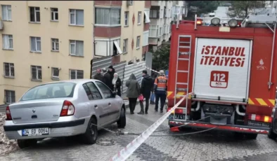 Üsküdar’da korkutan çökme: Yağış sonrası yol yarıldı, otomobil çukura gömüldü!