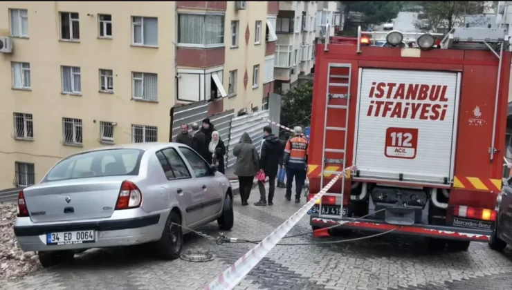 Üsküdar’da korkutan çökme: Yağış sonrası yol yarıldı, otomobil çukura gömüldü!