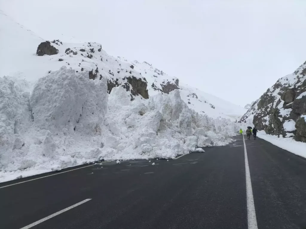Van Hakkari yolu çığ düşmesi