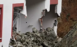 Trabzon Yomra’da Korku Dolu Dakikalar: İstinat Duvarı Çöktü, Kayalar Evlere Girdi