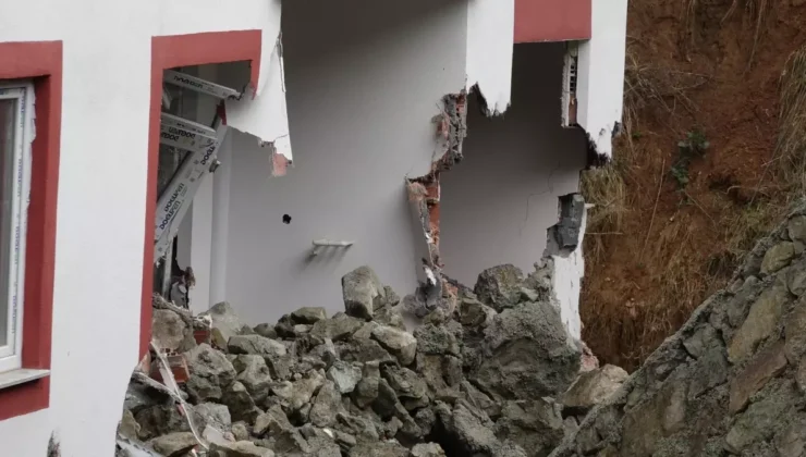 Trabzon Yomra’da Korku Dolu Dakikalar: İstinat Duvarı Çöktü, Kayalar Evlere Girdi