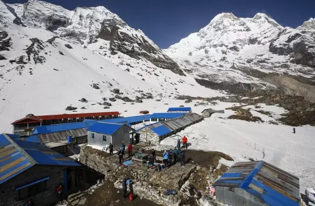 Everest’te “Kurtarma” Skandalı: Dağcıları Karbonatla Hasta Edip Milyonlarca Dolar Çaldılar