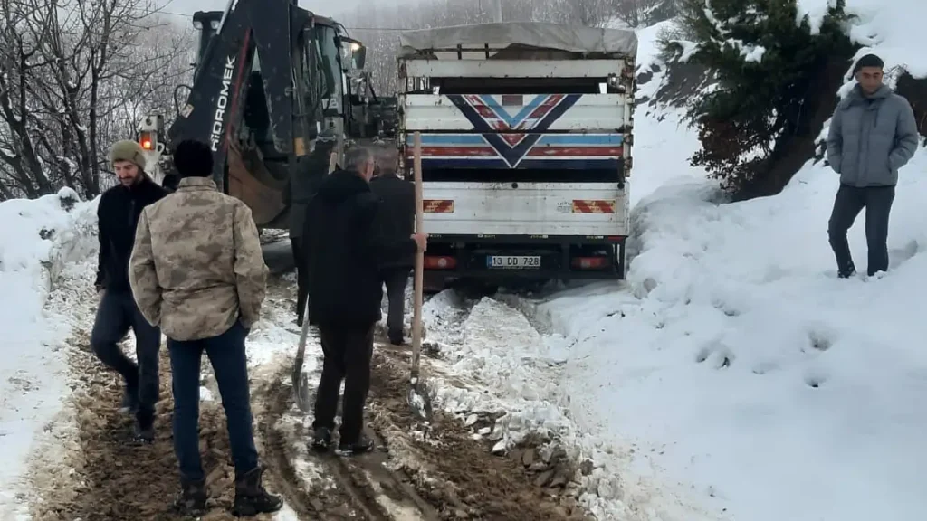 Siirt'te Karda Mahsur Kalan 8 Araç Kurtarıldı
