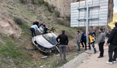 Sivas’ta Kontrolden Çıkan Otomobil Şarampole Yuvarlandı: 3 Kişi Hastaneye Kaldırıldı