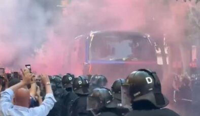 El Clasico’da Akılalmaz Hata: Barcelona Taraftarı Kendi Otobüsünü Taşladı