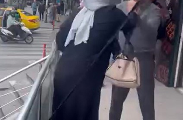 Esenyurt’ta Dehşet Anları! Yan Dükkandaki Genç Kıza Yanındaki Çocuğuna Aldırmadan Saldırdı