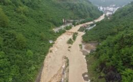 Karadeniz’de Sağanak Kabusu: Ulaşım Ağı Çöktü, Yollar Sular Altında Kaldı