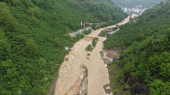 Karadeniz’de Sağanak Kabusu: Ulaşım Ağı Çöktü, Yollar Sular Altında Kaldı