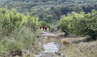 Hatay’da Sel Sularına Kapılan Otomobil Bulundu: İçindeki İki Gençten Haber Alınamıyor!