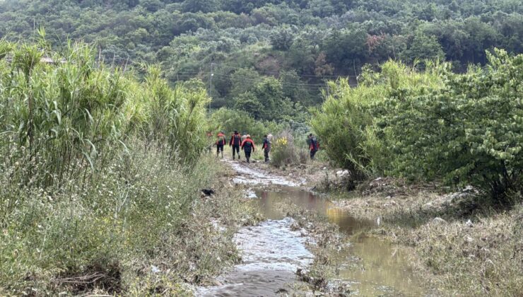 Hatay’da Sel Sularına Kapılan Otomobil Bulundu: İçindeki İki Gençten Haber Alınamıyor!