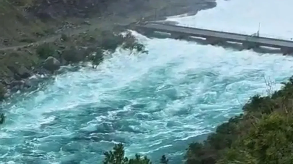 Karakaya Barajı su tahliyesi