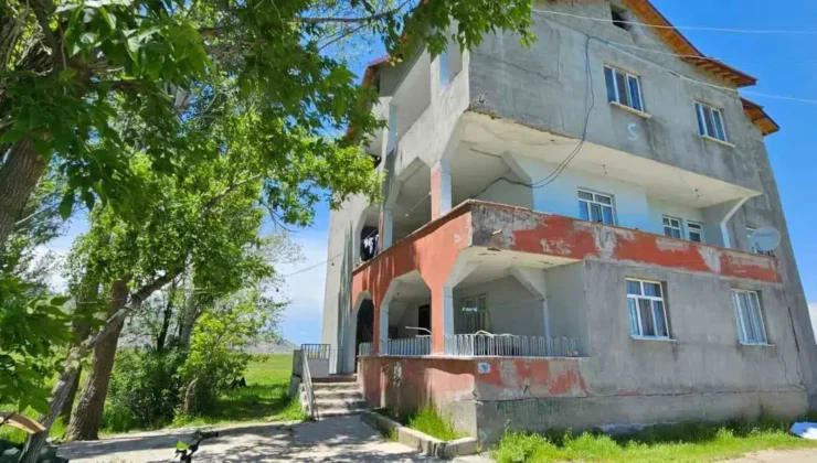 Kabusu Yaşıyorlar: Evin Her Yerinden Çıkan Dev Yılanlar Aileyi Esir Aldı!