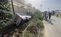 Okul Yolunda Facianın Eşiğinden Dönüldü: Servis Aracı Şarampole Devrildi