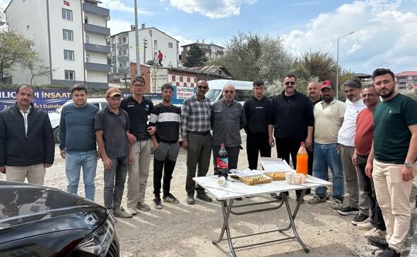 Suşehri’nde Bayram Mesaisi: Başkan Kayaoğlu’ndan İşçilere Tatlı Sürpriz