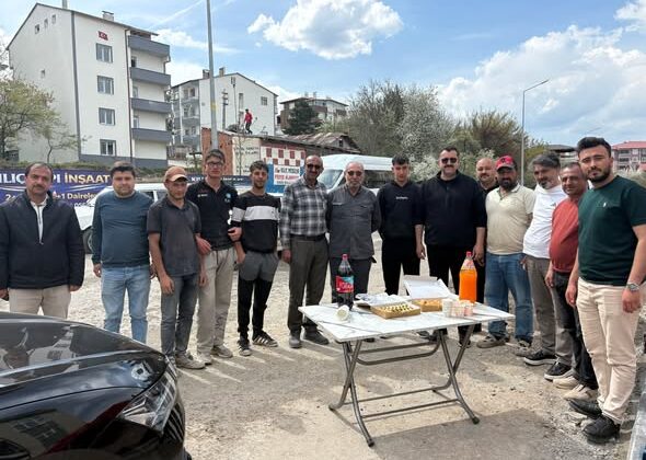 Suşehri’nde Bayram Mesaisi: Başkan Kayaoğlu’ndan İşçilere Tatlı Sürpriz
