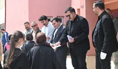 Okul Bahçesinde Duygusal Anlar: Başkan Kayaoğlu’ndan Öğrencilere Büyük Sürpriz!