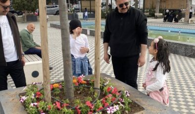 Suşehri’ne Bahar Geldi: Başkan Kayaoğlu Şehir Meydanı’nda Çocuklarla Çiçek Dikti