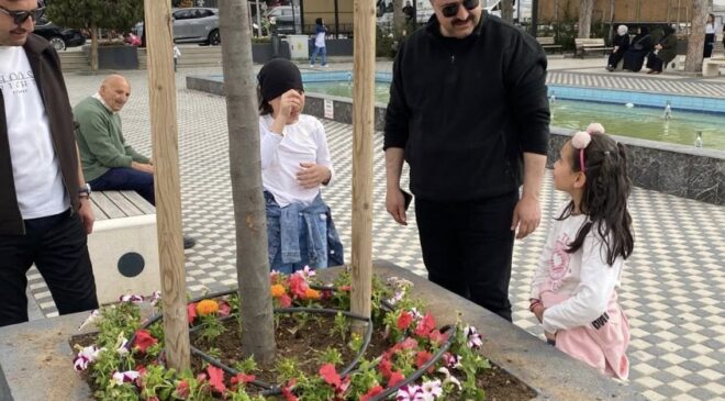 Suşehri’ne Bahar Geldi: Başkan Kayaoğlu Şehir Meydanı’nda Çocuklarla Çiçek Dikti