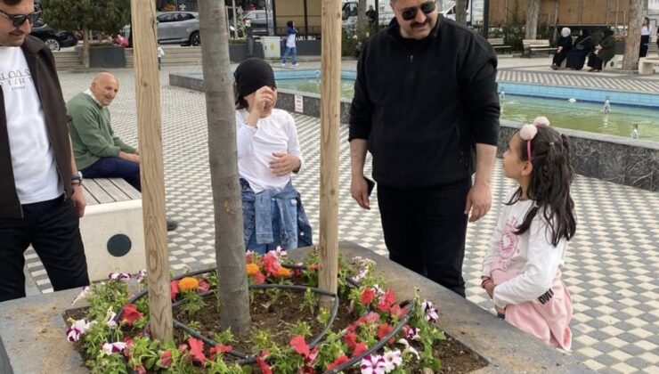 Suşehri’ne Bahar Geldi: Başkan Kayaoğlu Şehir Meydanı’nda Çocuklarla Çiçek Dikti