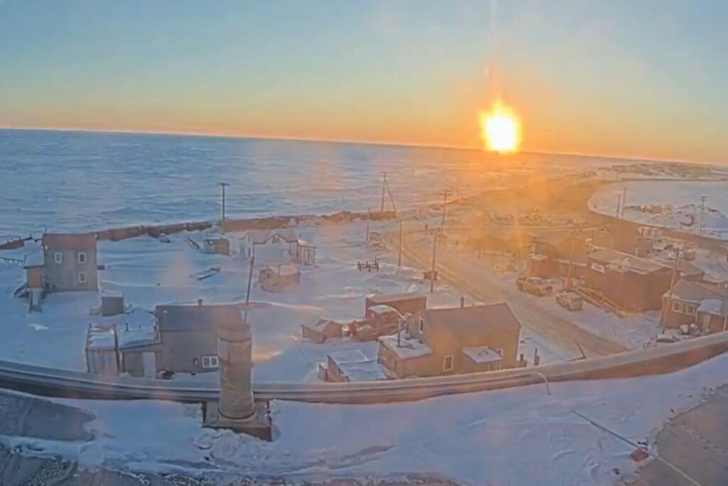 Utqiagvik Gece Yarısı Güneşi