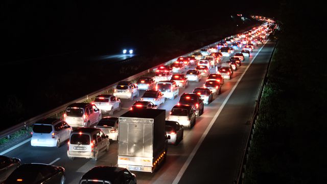 Kilometrelerce Kuyruk Oluştu: Kritik Otoyolda Gece Yarısı Trafik Tamamen Kilitlendi!